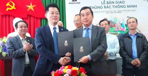 Lễ lý kết bàn giao thùng rác thông minh giữa Công ty TNHH kinh doanh Lốp xe Bridgestone Việt Nam với lãnh đạo Sở Du lịch Huế